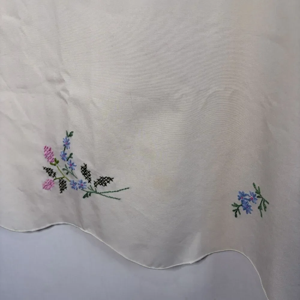 Embroidered Table Cloth Cottagecore Scalloped Hem Cross-Stitched Floral 47